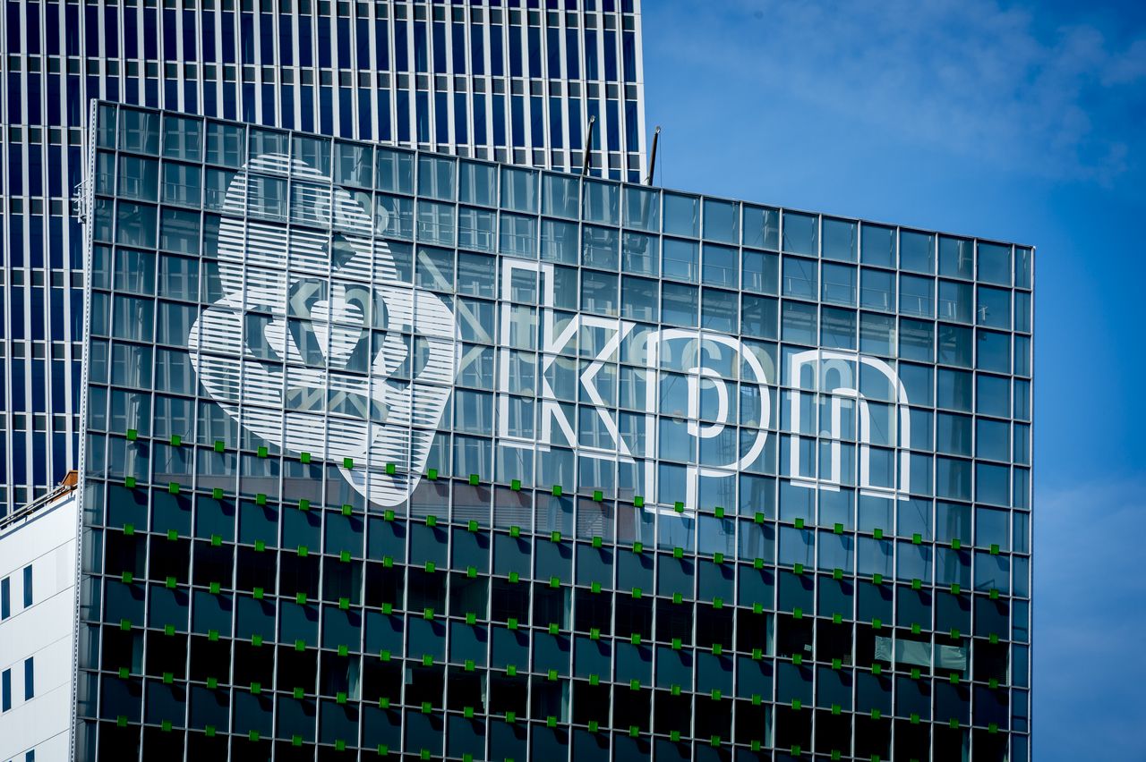 Kantoorgebouw met groot logo van KPN